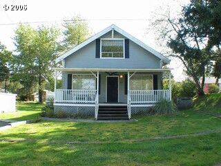 Property Photo:  627 C St  OR 97138 