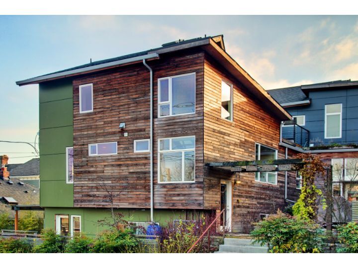 Property Photo:  1911 E Pine St  WA 98122 