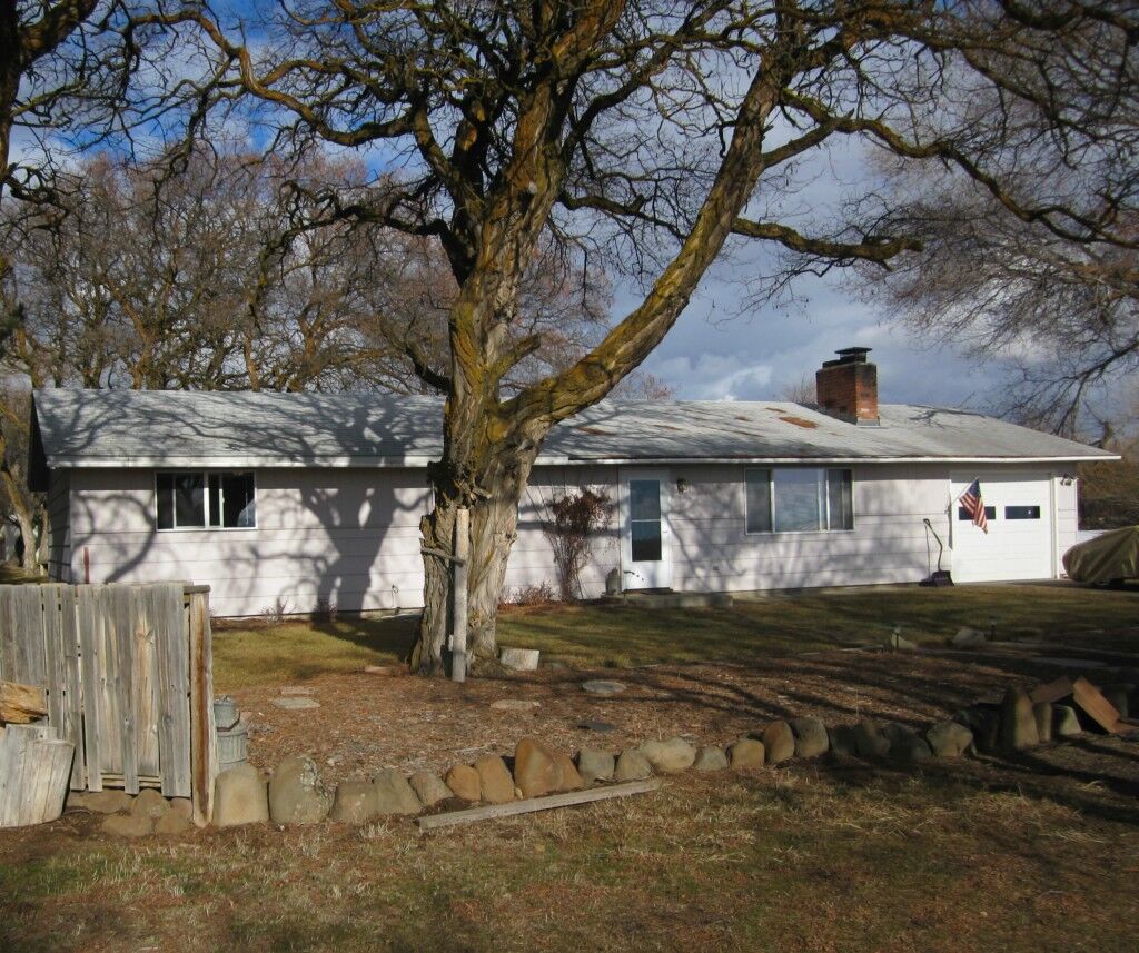 Property Photo:  451 Thomas Rd  WA 98926 