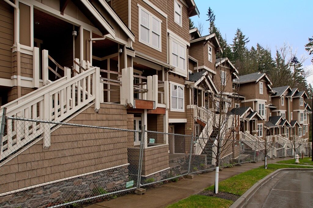 Property Photo:  2000 NW Talus Dr  WA 98027 