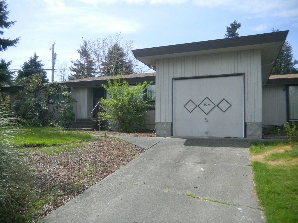 Property Photo: 914 S 206th St WA 98198