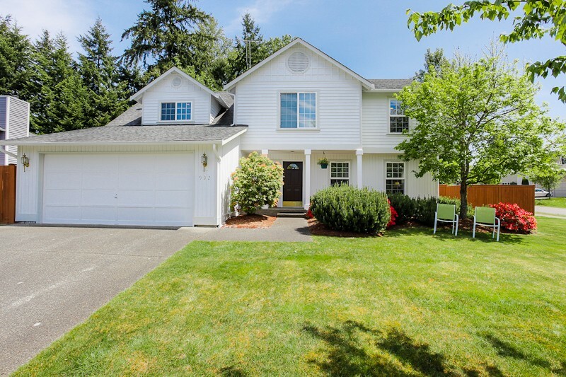 Property Photo:  902 Anacortes Ave NE  WA 98059 