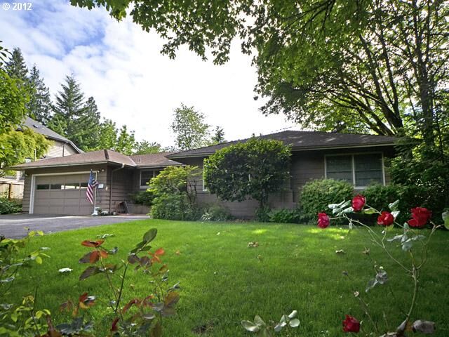 Property Photo: 2574 Glen Eagles Pl OR 97034