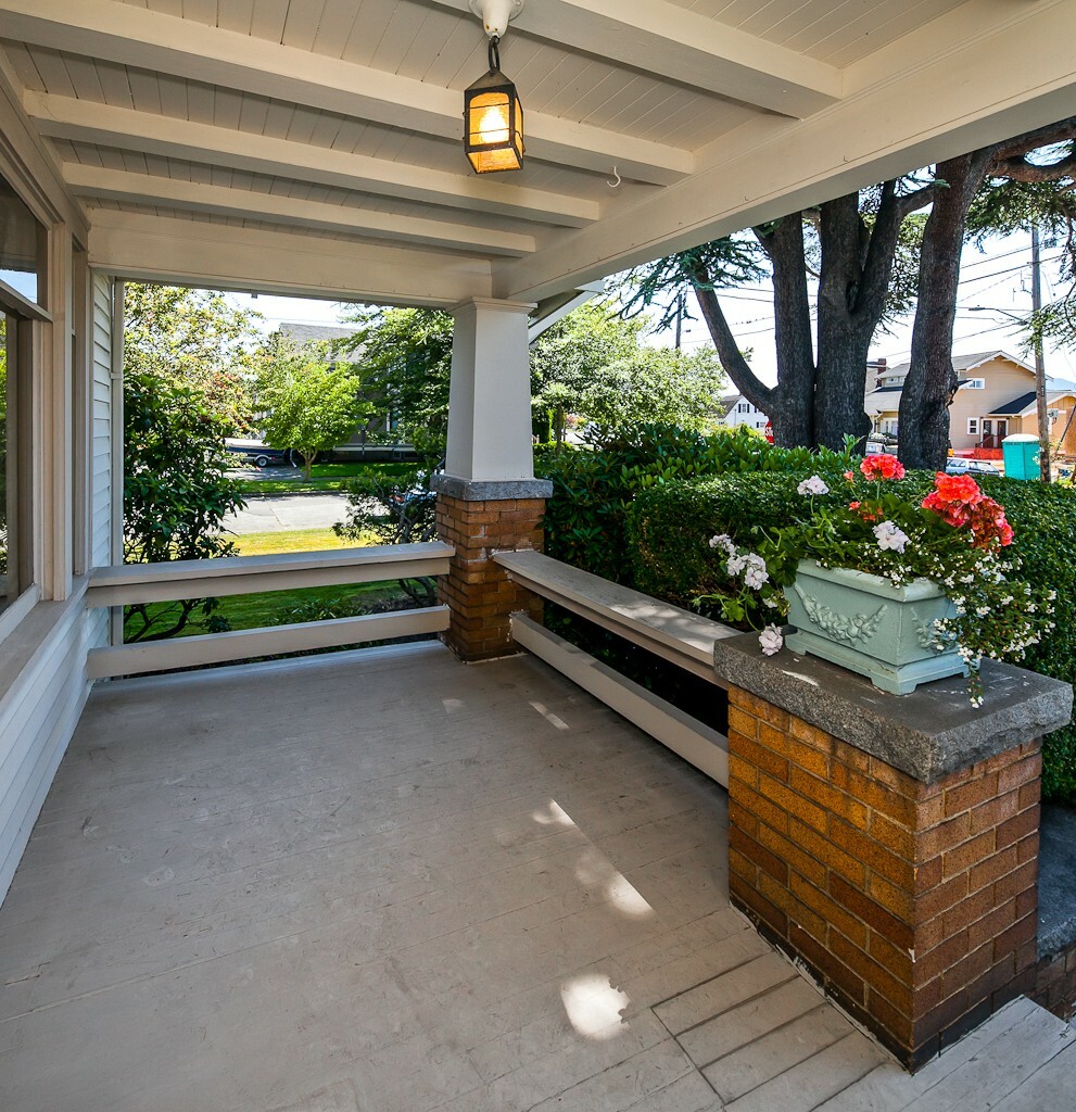 Property Photo:  2400 Eldridge Ave  WA 98225 