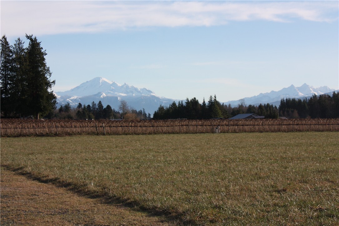 Property Photo: 547 W Pole Rd WA 98248