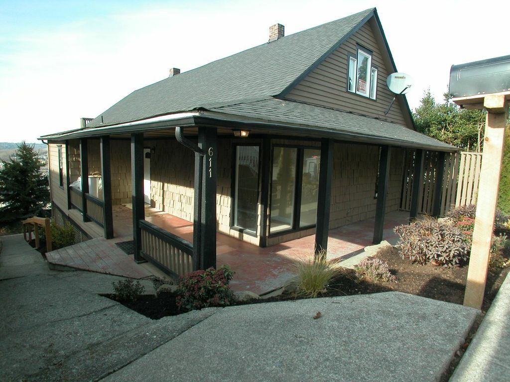 Property Photo: 611 Cedar Ave S WA 98057