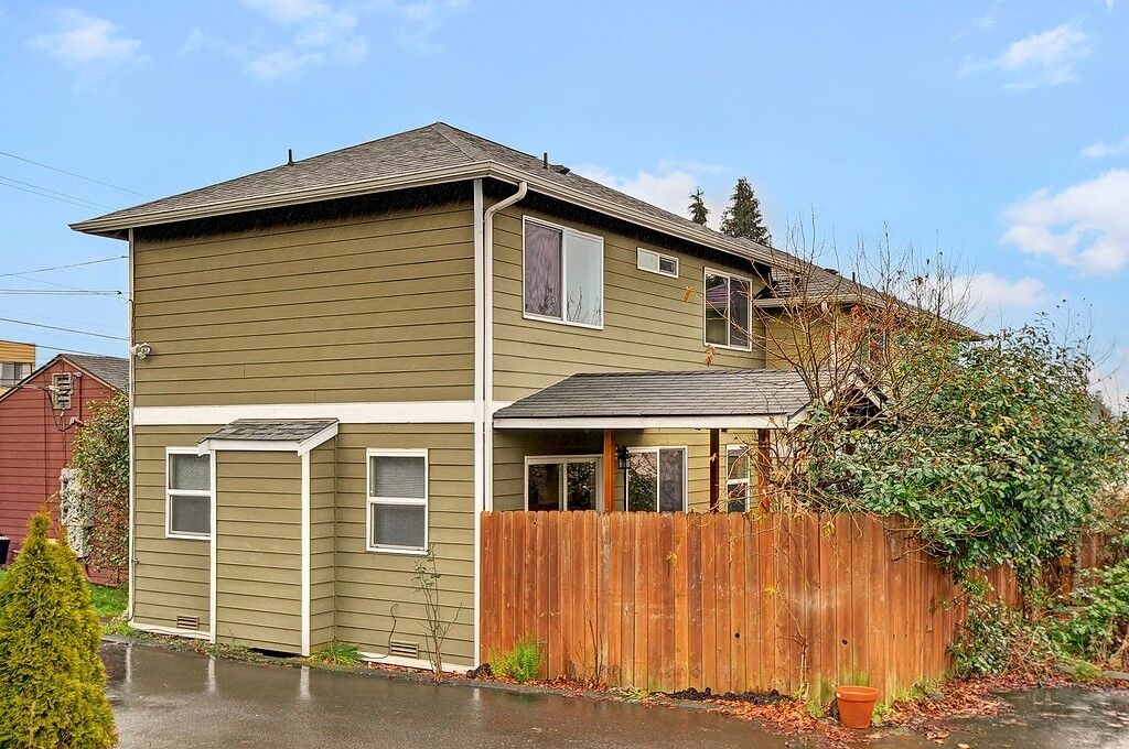 Property Photo:  913 N 104th St  WA 98133 