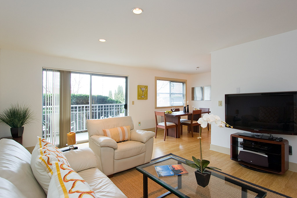 Property Photo: 7300 Woodlawn Ave NE 204 WA 98115