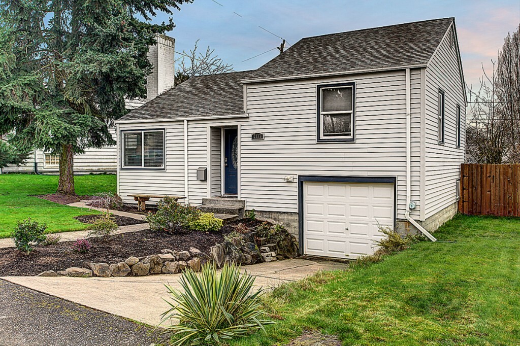 Property Photo:  2137 S Pearl St  WA 98108 