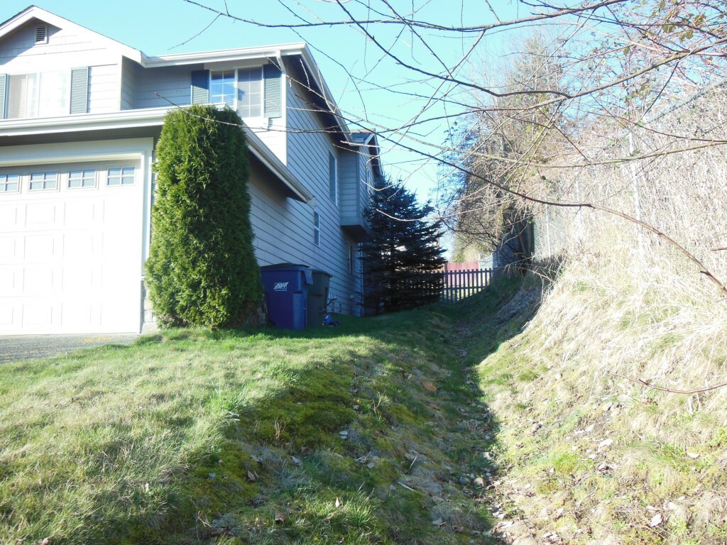 Property Photo:  18487 Rainier View Rd SE  WA 98272 