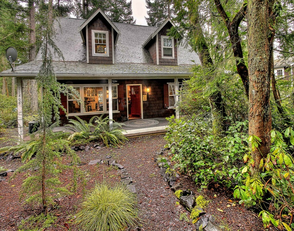 Property Photo: 11806 105th St Ct WA 98303