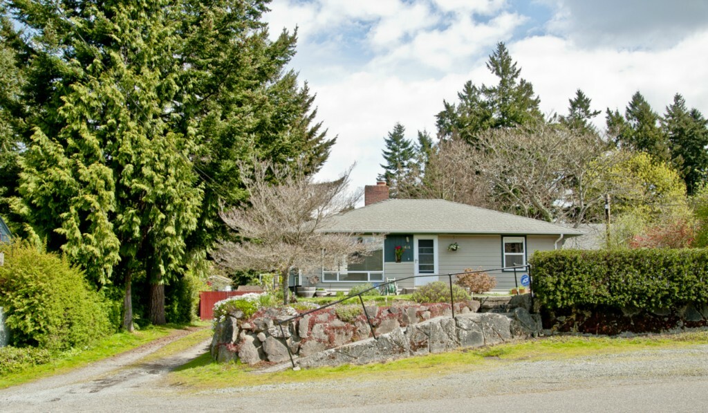 Property Photo:  11616 23 Ave SW  WA 98146 