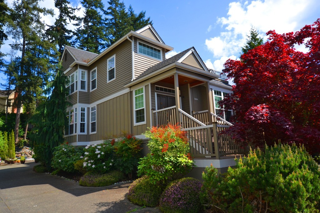 Property Photo:  1554 E Lake Sammamish Pkwy NE  WA 98074 