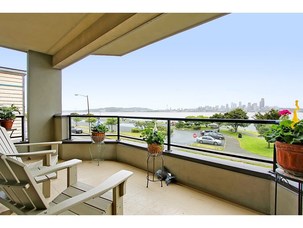 Property Photo:  1331 Harbor Ave SW 204  WA 98116 