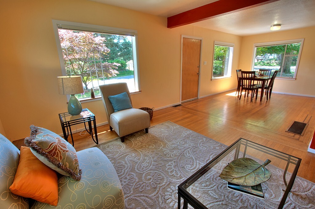 Property Photo: 902 N 109th St WA 98133