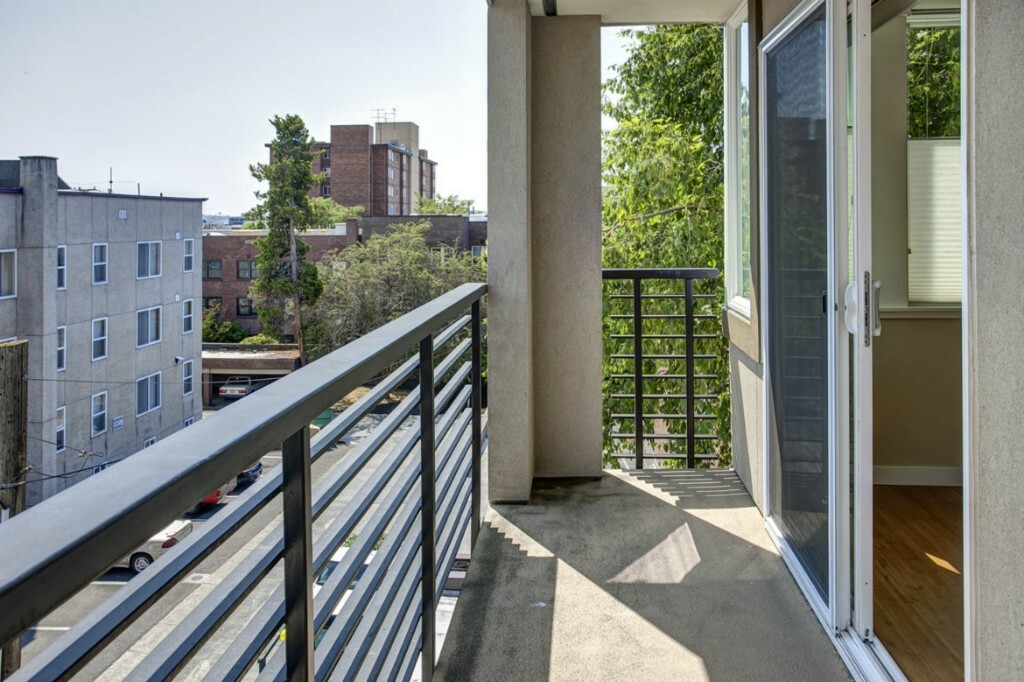 Property Photo: 626 4th Ave W 404 WA 98119