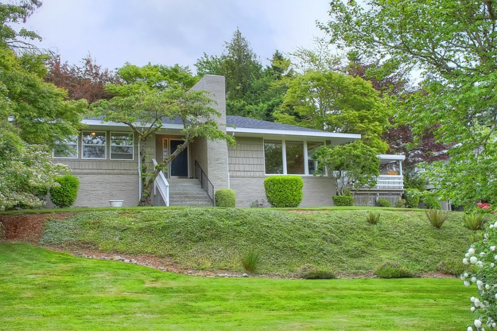 Property Photo:  8300 Overlake Dr W  WA 98039 