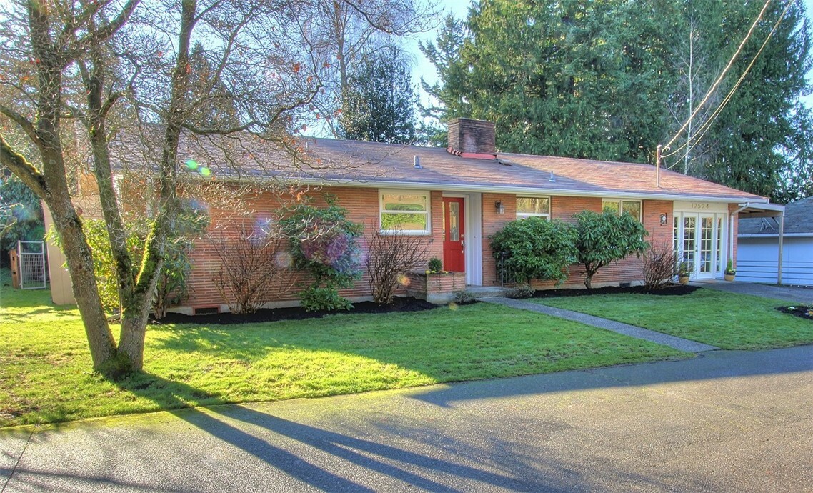 Property Photo:  12524 Densmore Ave N  WA 98133 