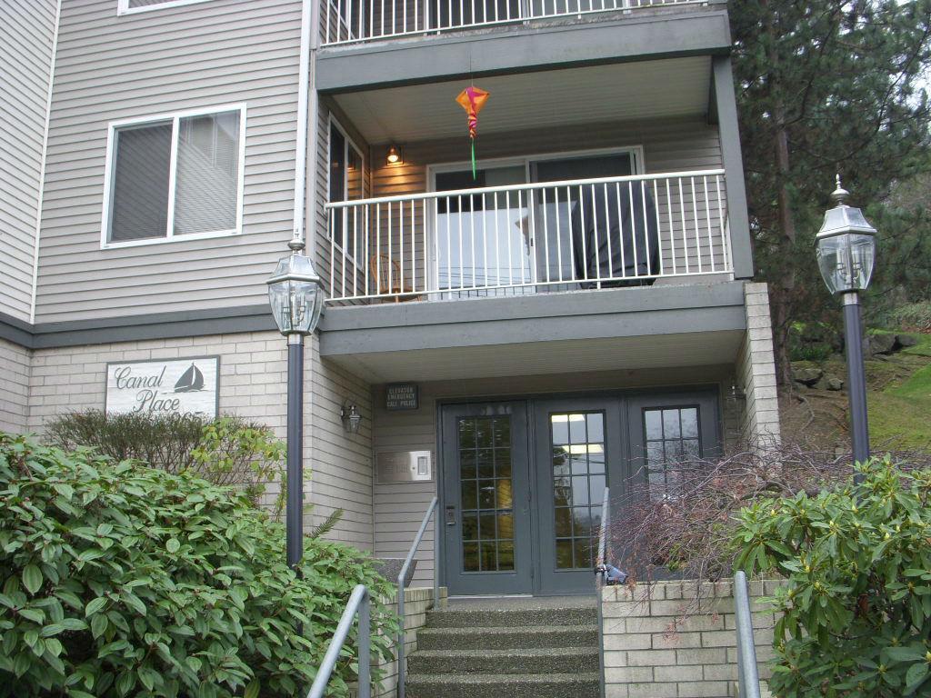 Property Photo: 965 W Nickerson St 23 WA 98119