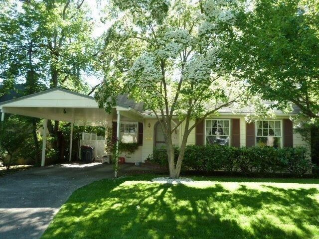 Property Photo:  20 Glen Oak Court  OR 97504 