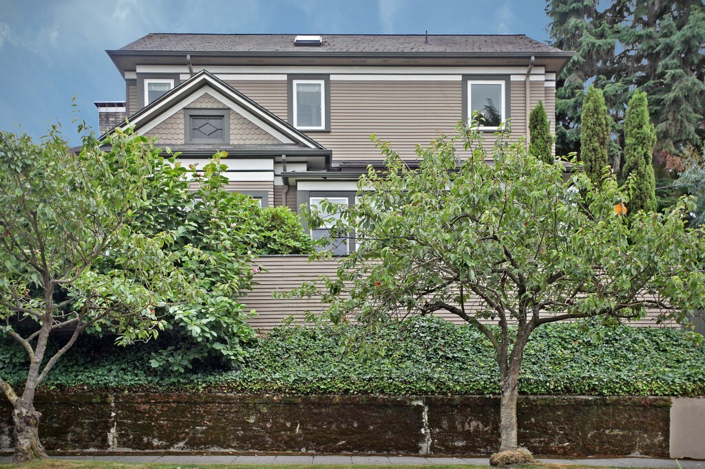 Property Photo:  2035 Federal Ave E  WA 98102 