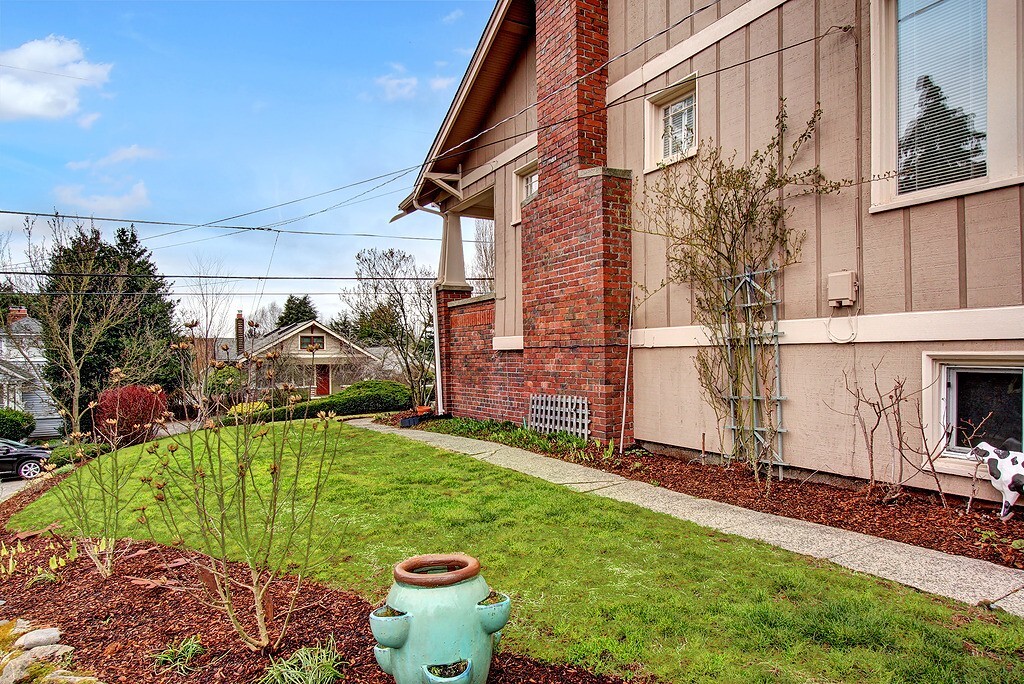 Property Photo: 6526 16th Ave NW WA 98117