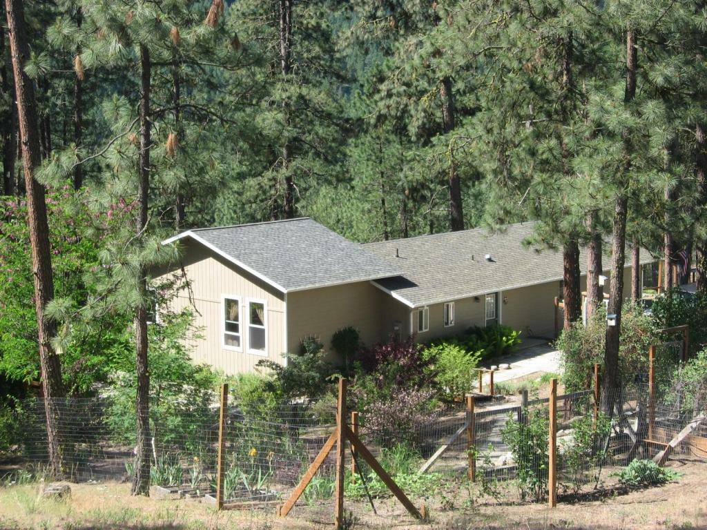 Property Photo:  1259-D Highway 25 S  WA 99141 