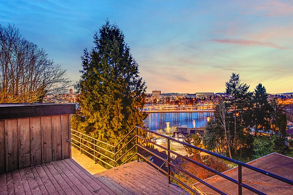 Property Photo:  2408 Delmar Drive E  WA 98102 