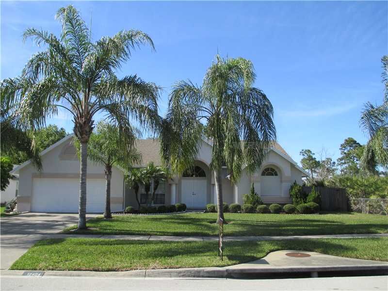 Property Photo:  12404 Braxted Drive  FL 32837 