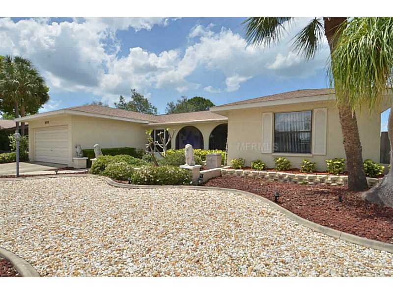 Property Photo:  909 Birdie Way  FL 33572 