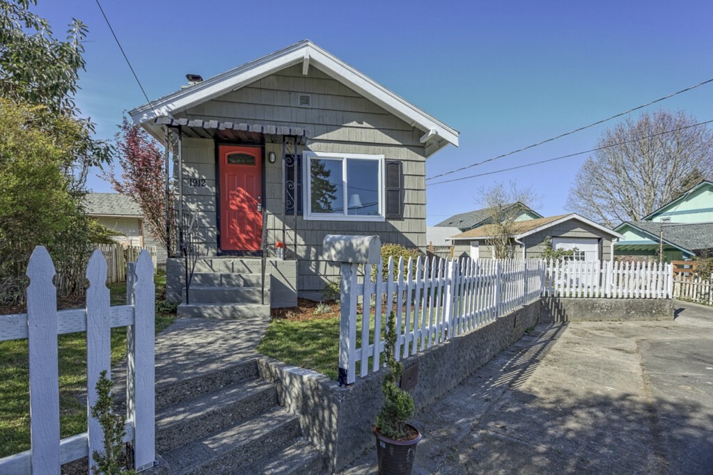 Property Photo:  1912 7th St  WA 98337 