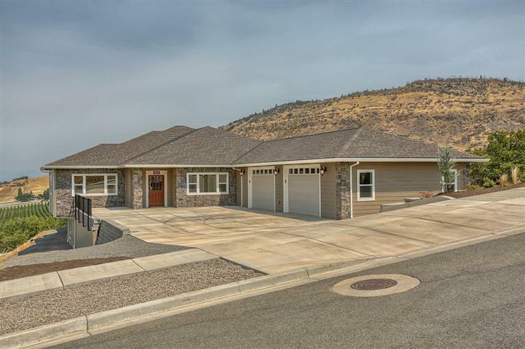 Property Photo: 3395 Annapolis Dr OR 97504