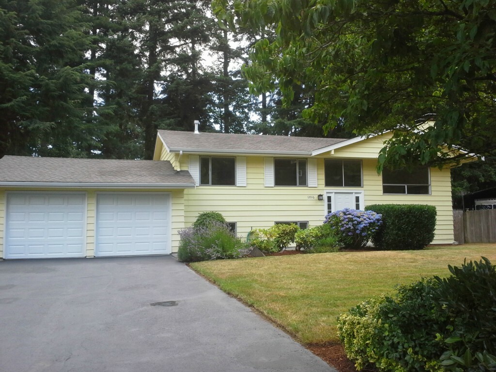 Property Photo:  12016 NE 62nd St  WA 98033 