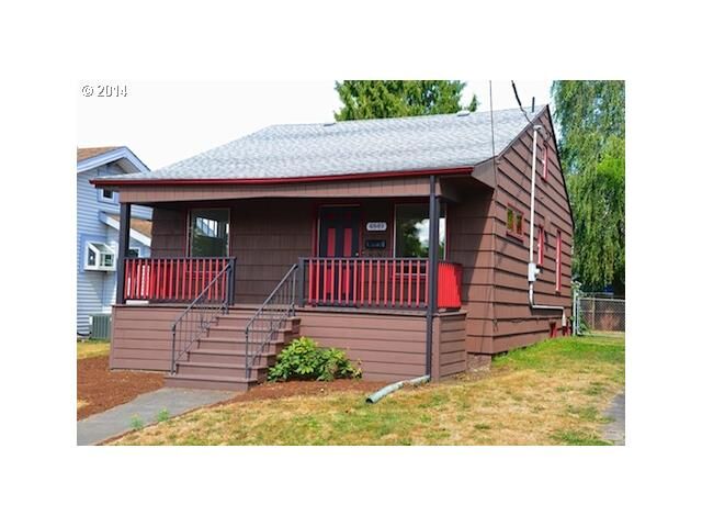 Property Photo:  4849 SE Caruthers St  OR 97215 