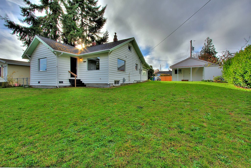 Property Photo:  10515 Linden Ave N  WA 98133 