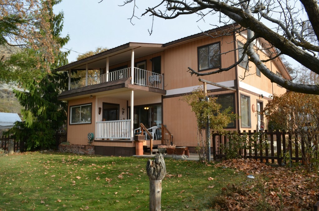 Property Photo: 305 E Gibson Ave WA 98816