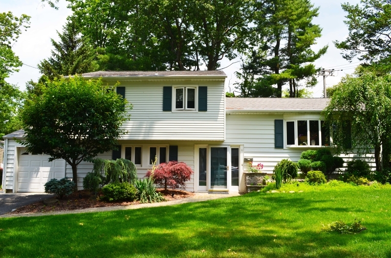 Property Photo:  1 Bromley Dr  NJ 07052 