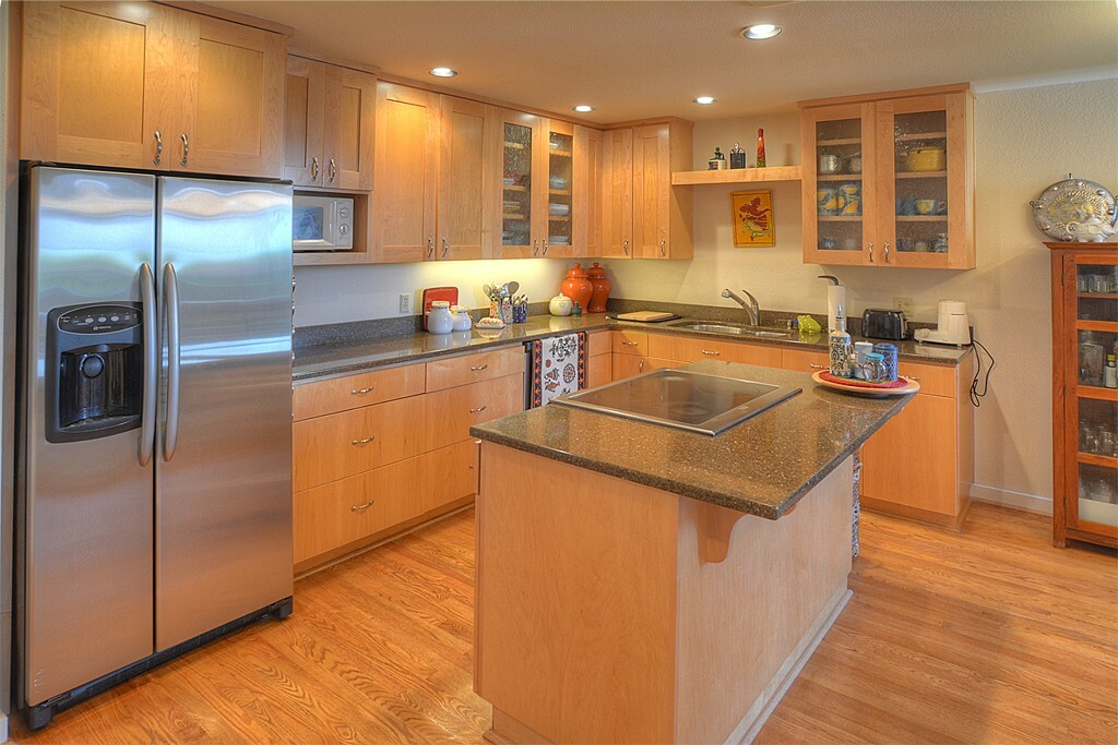 Property Photo: 11228 NE 68th St B WA 98033