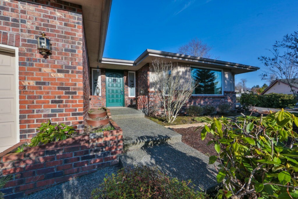 Property Photo:  621 152nd Place SW  WA 98087 