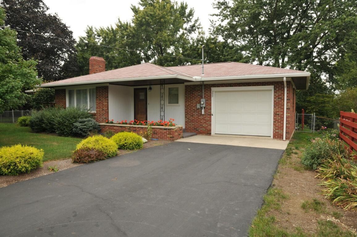 Property Photo:  399 N Delaware Street  OH 43338 