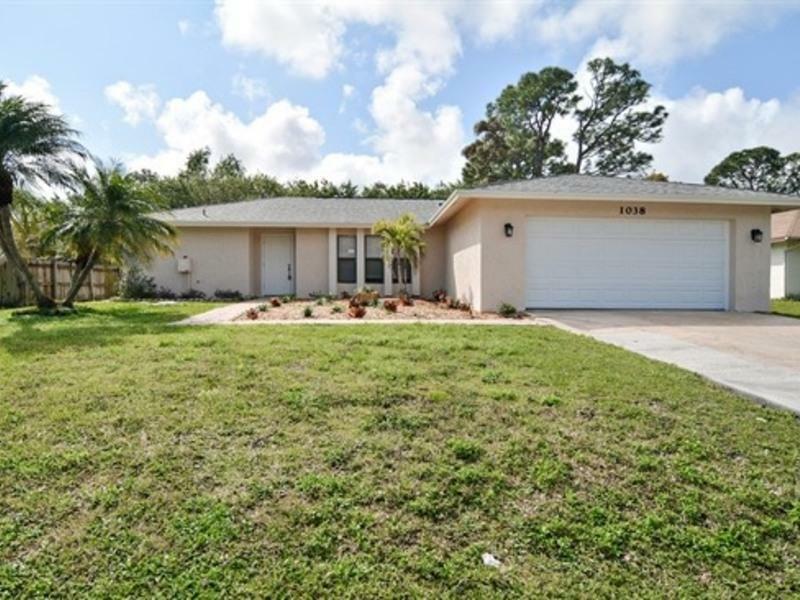 Property Photo:  1038 SE Albatross Avenue  FL 34983 