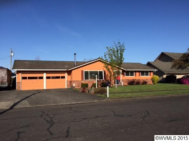 Property Photo: 1445 N Evergreen Av OR 97383