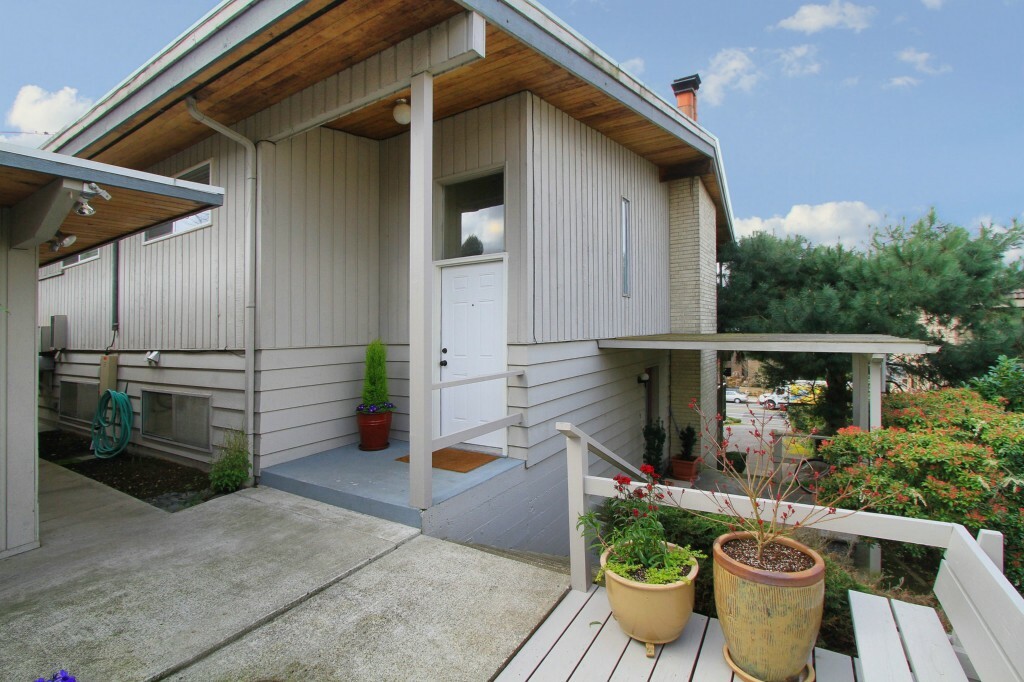 Property Photo:  935 1st St S 1  WA 98033 