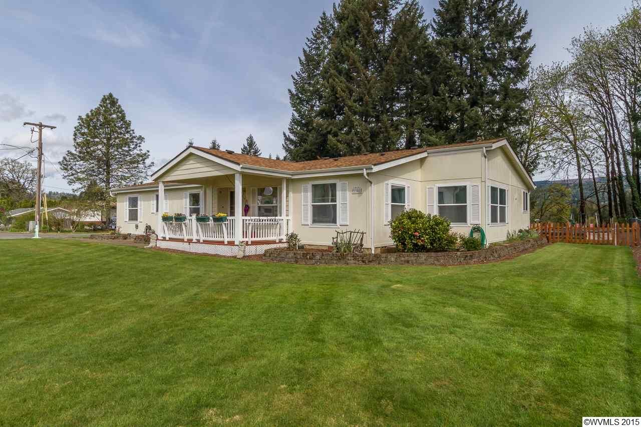 Property Photo: 1101 11th Ct OR 97358