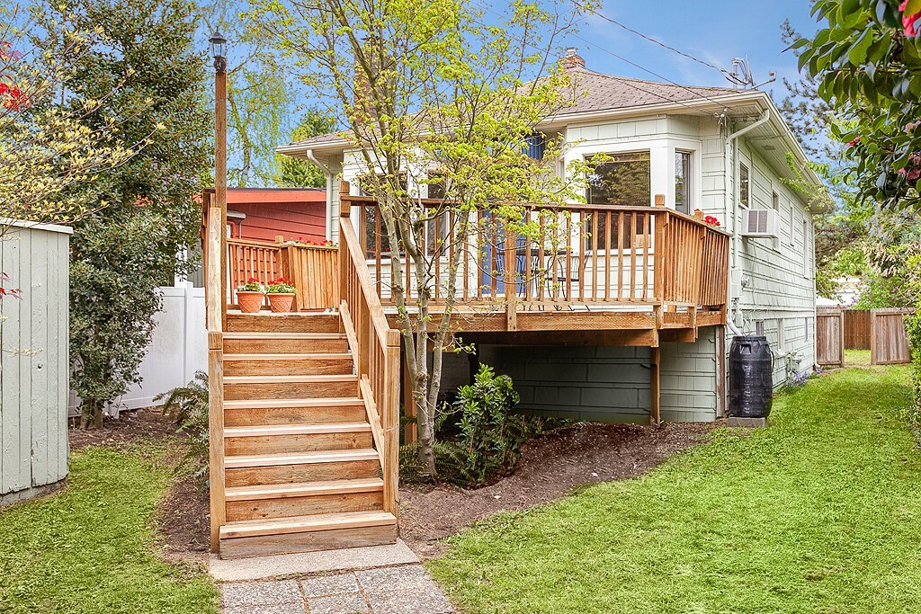 Property Photo:  10546 Dayton Ave N  WA 98133 