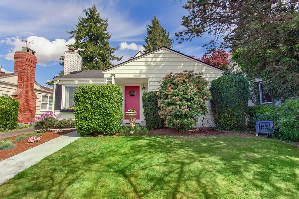 Property Photo:  3030 W Viewmont Wy W  WA 98199 