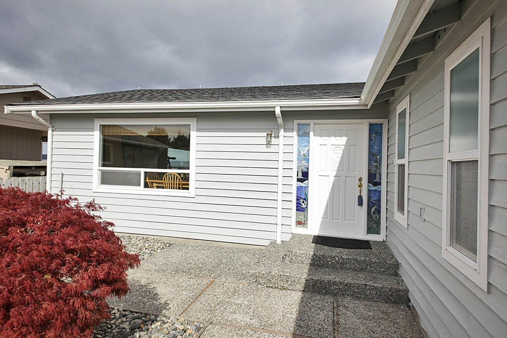 Property Photo:  142 Lake Ave  WA 98249 