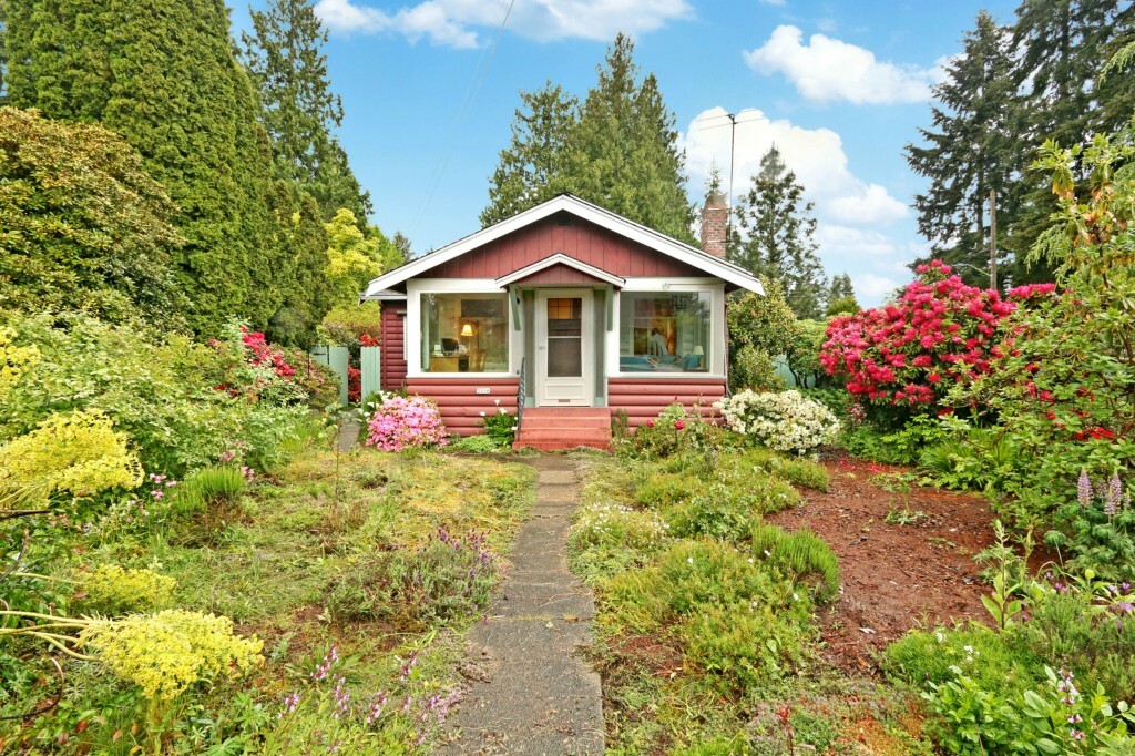 Property Photo:  3056 NE 86 St  WA 98115 