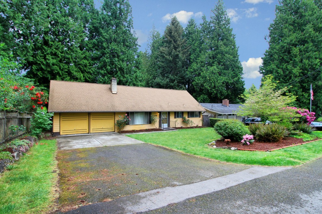 Property Photo:  12620 NE 75th St  WA 98033 