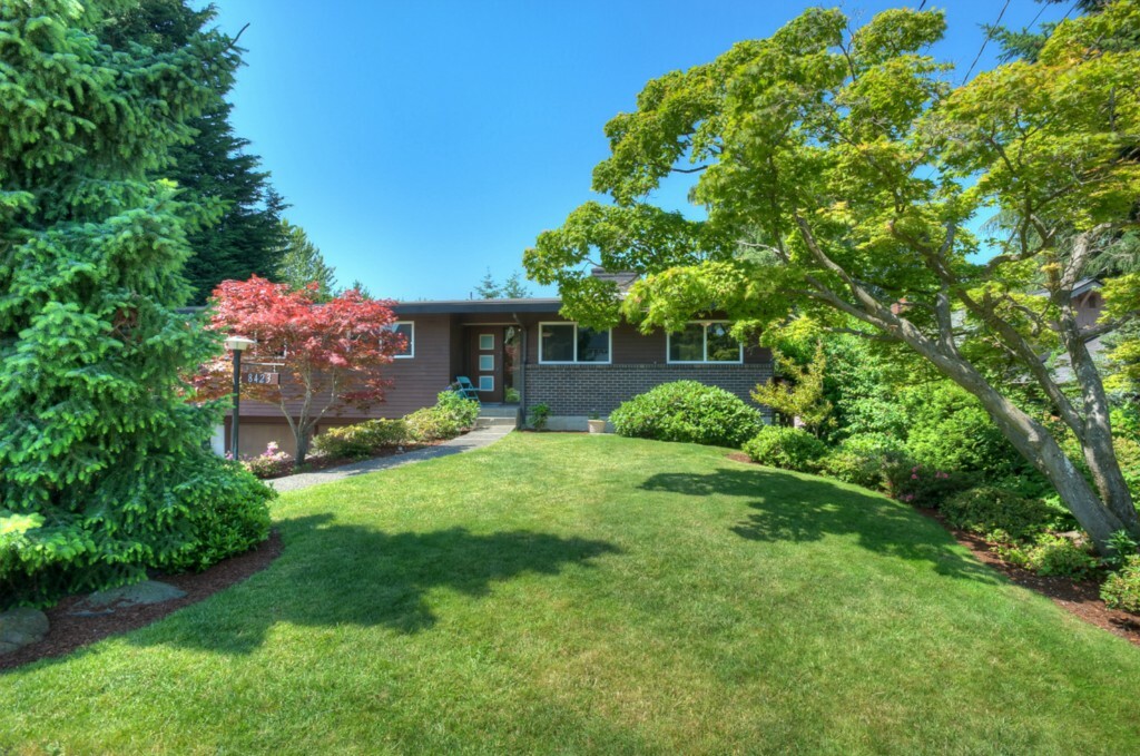 Property Photo:  8423 Island Dr S  WA 98118 